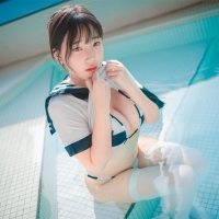 姜仁卿 蓝色泳池POOLSIDE2